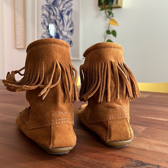 Minnetonka Ankle Hi “Tramper” Brown Suede Fringe Boots, Size 7 - Picture 3 of 10